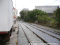 Pokračující pokládka klasické kolejové konstrukce z kolejnic na železobetonových pražcích uložených ve štěrkovém loži v ulici Na Moráni. | 7.9.2007