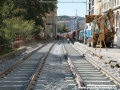 Na položených kolejích tratě v ulici Na Moráni dochází ke směrovému a výškovému vyrovnání kolejí, jejich podbití a svařování styků. | 16.9.2007