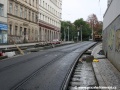 Na rekonstruované tramvajové trati v ulici Na Moráni dochází k pokládce závěrečné vrstvy vozovky, aby byl po kolejích umožněn provoz autobusové linky 176. | 28.9.2007