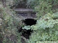 Potok Botič je pod areálem Pražské plynárenské skryt do tunelu, do nějž vtéká bezprostředně za samotným mostem. | 27.9.2012