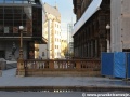 Ozdobná balustráda podjezdu Divadelní ulice s lampami přiléhající k budově Národního divadla. | 7.10.2012