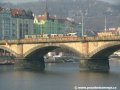 Přes Palackého most fotografovaný z náplavky pod Rašínovým nábřežím projíždí souprava vozů T3 | 23.1.2006