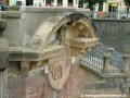 Druhý ze zachovalých znaků na smíchovské straně mostu v pilíři, na němž stál kiosek výběrčího mostného, patří Malé Straně | 28.7.2006