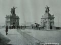 Jednokolejný oblouk tratě koňské dráhy v místě budoucí křižovatky na Palackého náměstí, dokonce koňkou na mostě, uhánějící ke Smíchovu. | 1897