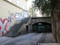 Uzavřený podjezd pod Smetanovým nábřežím na náplavku v řece Vltavě u nábřežní zdi. | 6.8.2012