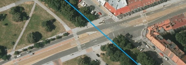 Na leteckém snímku je modrou čárou naznačen tok říčky Rokytky pod Sokolovskou ulicí u Polikliniky Vysočany.