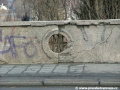 Zamřížovaný průhled betonovou balustrádou původního mostu přes Buštěhradskou dráhu v úrovni Svatovítské ulice nemilosrdně ukazující zub času. | 9.2.2006