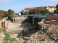Původní most přes Buštěhradskou dráhu v úrovni Svatovítské ulice již neexistuje, doprava je převedena na cca 1/3 nového mostu a betonují se základy pro zbytek nového mostu. | 19.9.2010