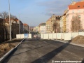 Již dokončená vozovka Svatovítské ulice od Vítězného náměstí čeká a první automobily skrytá za stavebními ohradami. | 31.12.2011