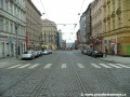 Tramvajová trať ve středu Jugoslávské ulice pokračuje k Tylovu náměstí.