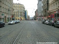 Přímý úsek tramvajové tratě před výhybkami křižovatky Tylovo náměstí ve středu Jugoslávské ulice.