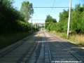 Přímý úsek tramvajové tratě tvořeném velkoplošnými panely BKV míří k Chodovské ulici.