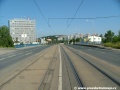 V přímém úseku se tramvajové koleje blíží k mostu nad kolejištěm odstavného nádraží Praha-Jih.