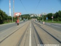Tramvajová trať se na zvýšeném tělese ve středu Chodovské ulice přibližuje k zastávkám Teplárna Michle.