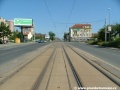 Tramvajová trať v přímém úseku stoupá Chodovskou ulicí.