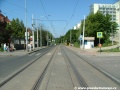 Koleje tramvajové tratě překračují křižovatku s Popovickou ulicí a spějí do prostoru zastávek Chodovská.