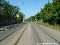 Tramvajová trať v úrovni komunikace pokračuje za zastávkami Chodovská přímým úsekem z velkoplošných panelů BKV.