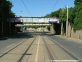 Krátký přímý úsek tramvajové tratě v ulici U Plynárny ještě před železničními mosty opět vystřídá menší levý oblouk.