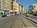 Mezi protisměrnými zastávkami Pod Jezerkou se tramvajová trať před vyústěním ulice Mendíků stočí pravým obloukem.