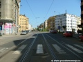 Tramvajová trať se přibližuje k vyústění celkem pěti ulic do Nuselské ulice.