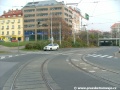 Tramvajová trať se stáčí pravým obloukem z ulice Na Pankráci do Táborské ulice.