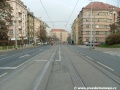 Přímý úsek převádí tramvajovou trať přes křižovatky s ulicemi Na Květnici a Pod Sokolovnou.