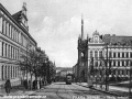 Tramvajová souprava stoupá Táborskou ulicí u Nuselské radnice k Paloučku. | 1930