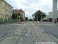 V přímém úseku tvořeném velkoplošnými panely BKV se tramvajová trať přibližuje k zastávkám Nádraží Holešovice zřízeným u stejnojmenné stanice metra