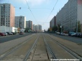 Středem Makovského ulice spěje tramvajová trať tvořená velkoplošnými panely BKV v přímém úseku k zastávce Blatiny