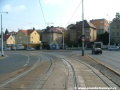 Levým obloukem se tramvajová trať dostává z Makovského ulice do středu Plzeňské ulice na zvýšené těleso