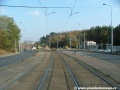 Levý oblouk tramvajové tratě před zastávkami Krematorium Motol