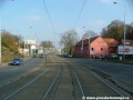 Tramvajová trať pokračuje levým obloukem ve středu Plzeňské ulice