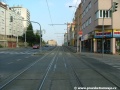 Za zastávkami Klamovka tramvajová trať překročí světelně řízenou křižovatku a až k vyústění Holečkovy ulice stoupá.