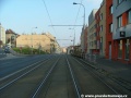 Tramvajová trať ve svém stoupání dosahuje horizontu a od vyústění Holečkovy ulice už bude nadále jen klesat.