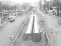 Pohled ze silničního mostu převádějícího Kukulovu ulici nad Plzeňskou směrem k vozovně Motol po položení prvních desítek velkoplošných panelů BKV během obnovování úseku k někdejší konečné zastávce v Motole v rámci výstavby prodloužení do sídliště Řepy. | 25.3.1988