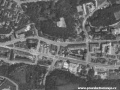 Napřímená Plzeňská ulice v oblasti Klamovky zachycená na leteckém snímku, původní polohu dodnes připomínají tři domy na křižovatce s Jinonickou ulicí. | 1975