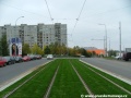 Tramvajová trať přechází v zatravněném přímém úseku ve středu Makovského ulice z kolejnic S49 do žlábkových kolejnic NT1 a ještě před křižovatkou s Bazovského ulicí je patrný pravý oblouk
