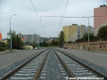 Přímý úsek tramvajové tratě v klesání k zastávce Slánská