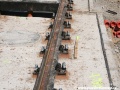 Kolejnice upevněné na hrobečky na betonové desce. | 22.5.2011