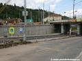 Pod opěrnou zdí smyčky Podbaba je dočasně zřízena zastávka autobusů. | 24.6.2011