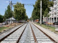 Dokončená část tramvajové tratě s obrubníčky oddělujícími kolejiště od trávníku. | 17.6.2011