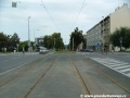 Na zvýšeném tělese ve středu ulice Jugoslávských partyzánů pokračuje tramvajové trať krytá asfaltovým krytem