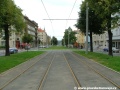 Za zastávkami Lotyšská až k přejezdu u vyústění Velflíkovy ulice kryje tramvajové koleje asfaltový zákryt, aby usnadnil nájezd vozidel údržby do prostoru zastávky Lotyšská.