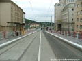 Za prostorem zastávek Podbaba se tramvajové koleje stočí do levého oblouku, aby šikmo překonaly vozovku Podbabské ulice.