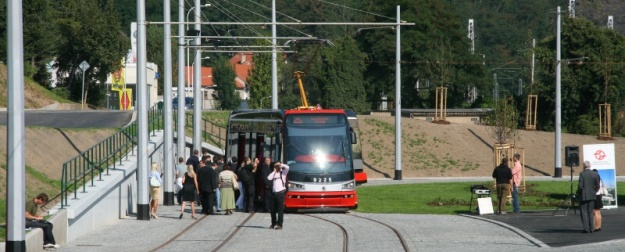 Většina účastníků slavnostního zahájení provozu prodloužené tratě v Podbabě se vydává na Staroměstskou vozem Škoda 15T. | 31.8.2011