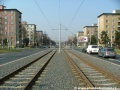 V přímém úseku otevřeného svršku tramvajová trať pokračuje ke světelně řízené křižovatce se Slévačskou ulicí.