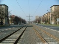 V přímém úseku ve středu Poděbradské ulice tramvajová trať spěje k přechodu pro chodce.