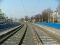 V prostoru zastávek Hloubětín se tramvajová trať stáčí levým obloukem.