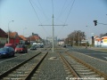 Koleje tramvajové tratě dospěly ke světelně řízenému přejezdu pro automobily na úrovni Hloubětínské ulice.
