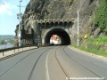 Tramvajová trať před Vyšehradským tunelem zamění pravý oblouk za levý.